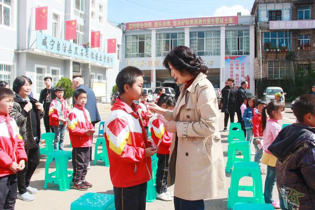 市关工委到黑石头镇指导工作并开展慰问活动