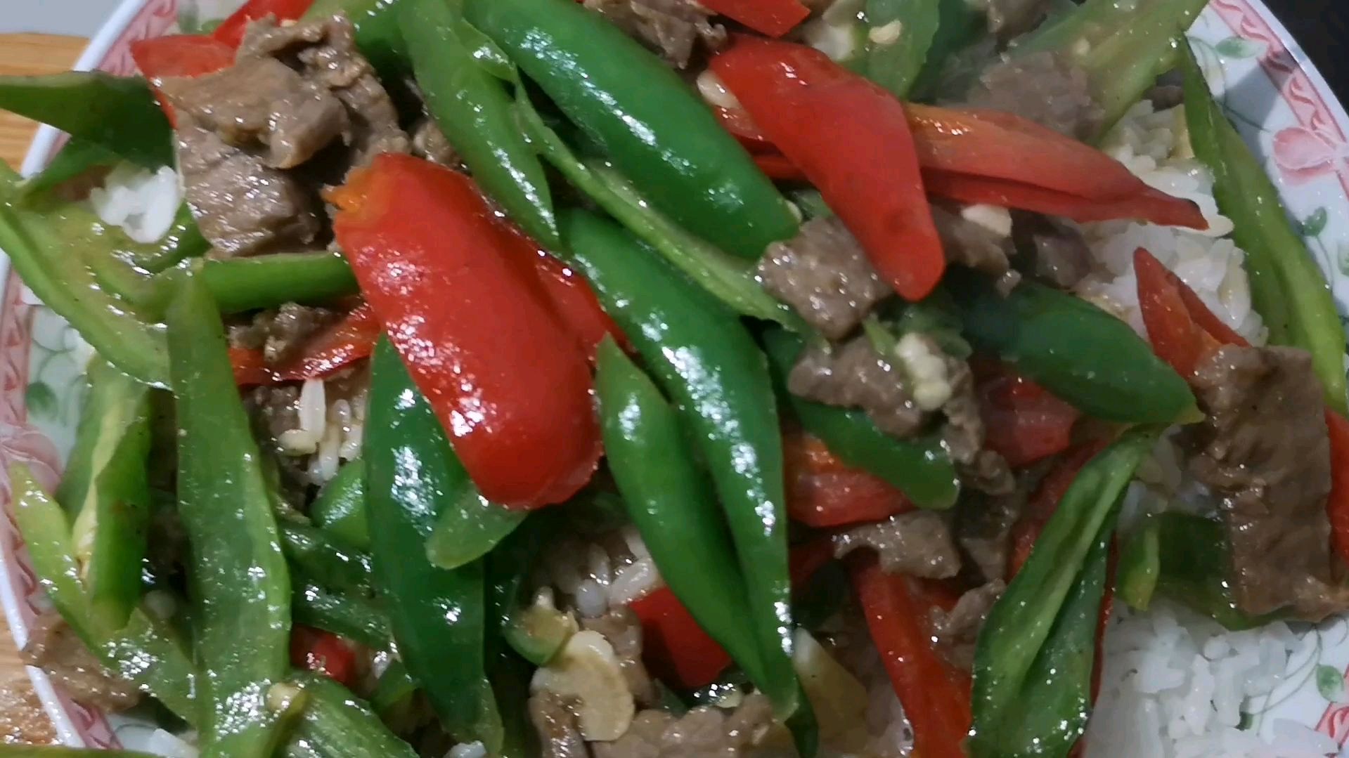 15块钱买的牛肉,做出两大盘青椒牛肉盖浇饭,吃出了大排档的感觉