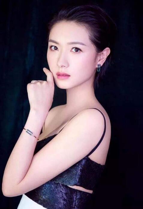 大衣已经过时了,现在流行万茜的"梅花衣",瞬间年轻10岁
