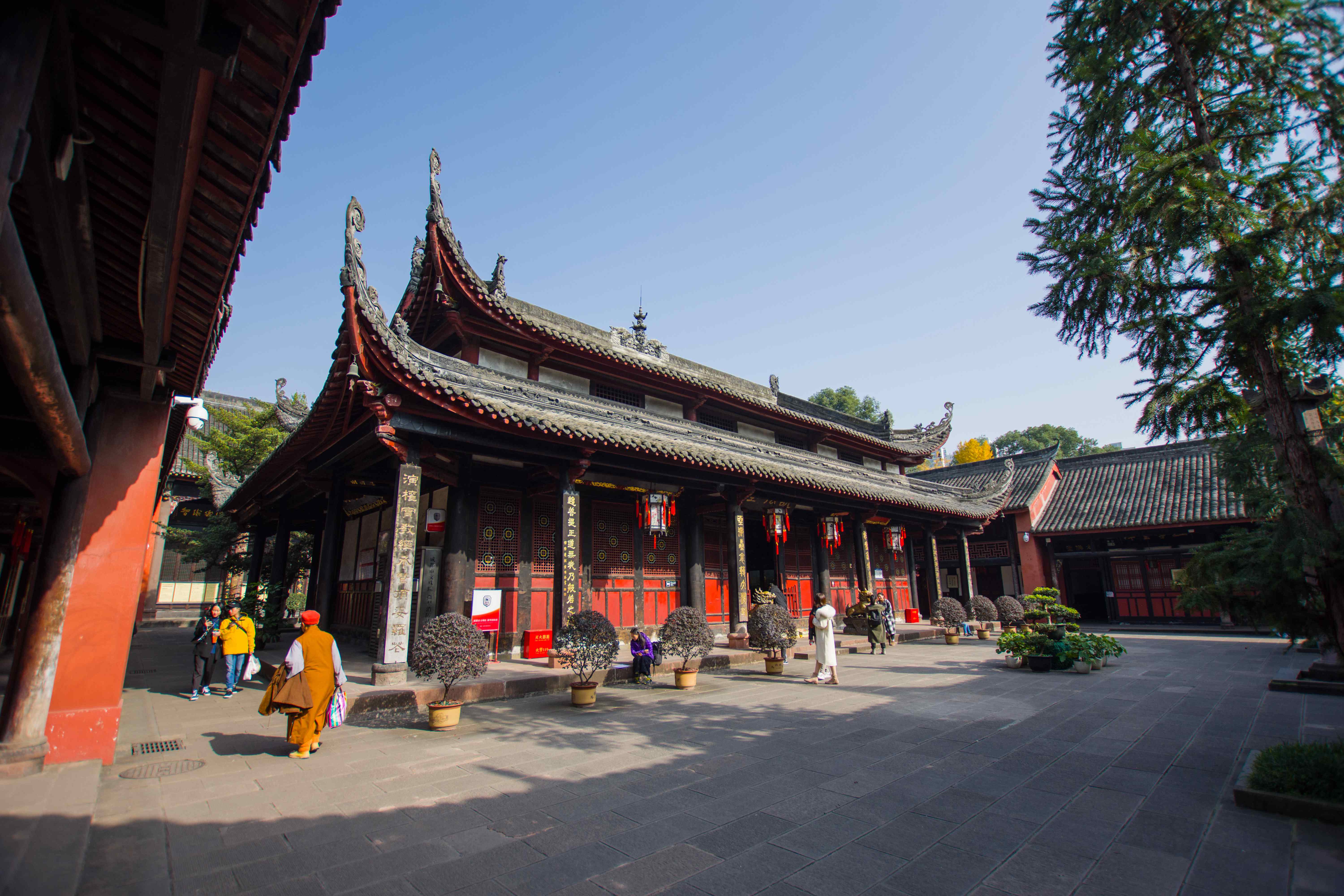 成都的这座寺庙,秋色美的如故宫一般