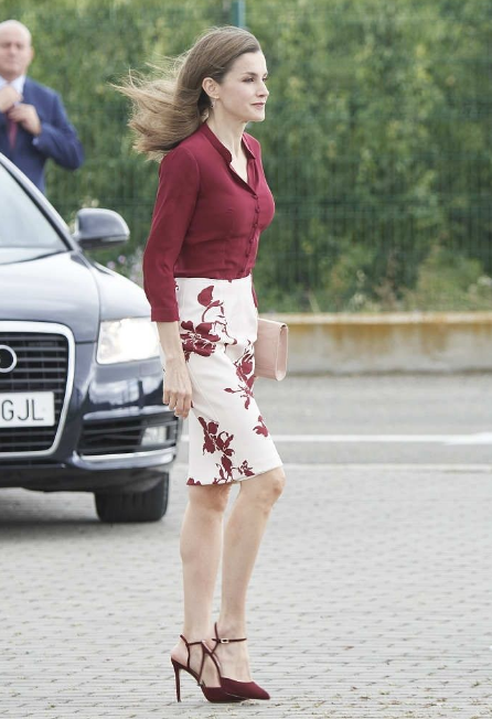 西班牙王后穿短裙,长腿修长,美的不可方物