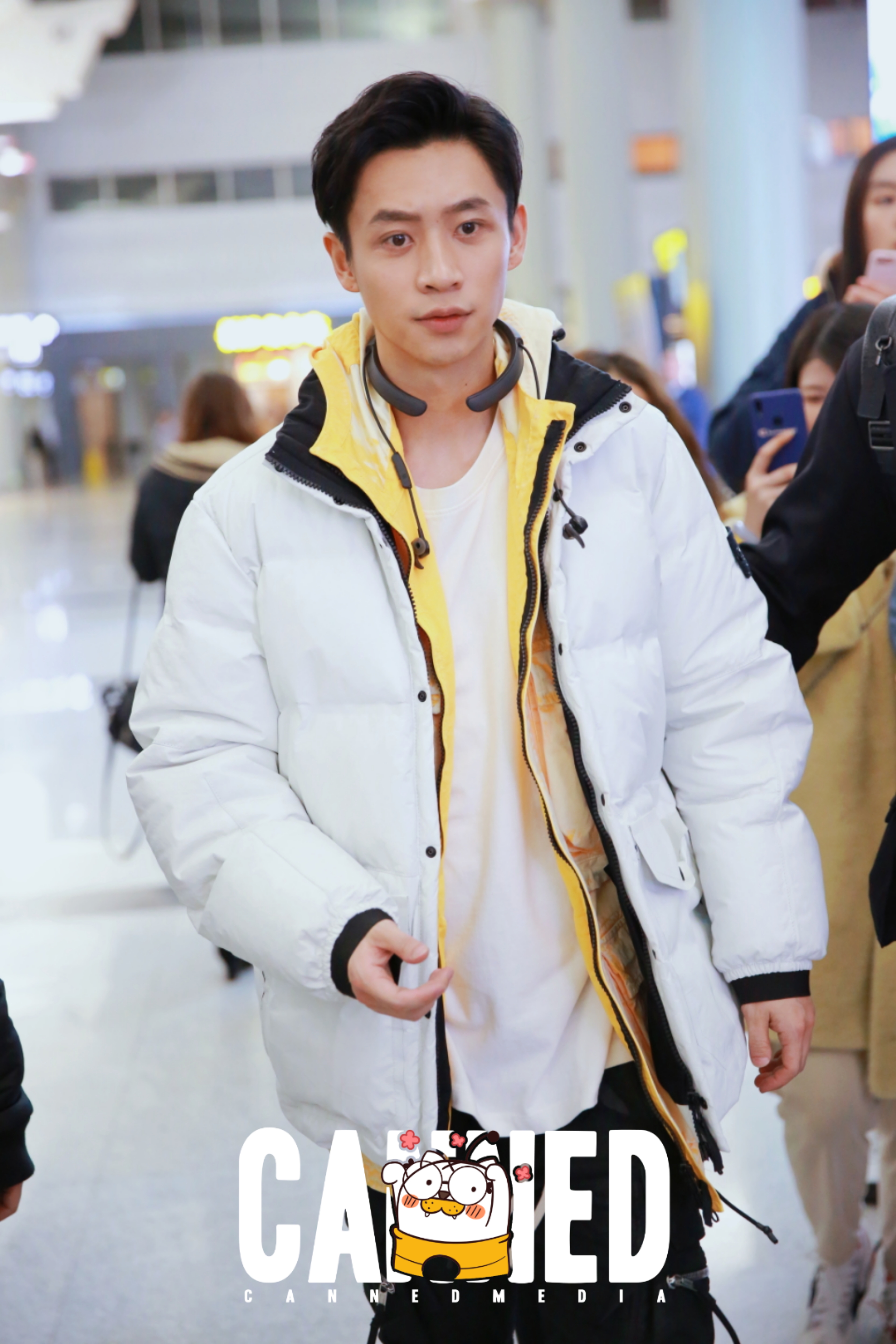 魏晨机场街拍,网友:真的是魏三岁呀!