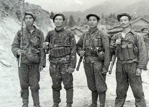 【对越战争留念:女医护兵与首长合影,图5敢死队出征前的誓师】图一图