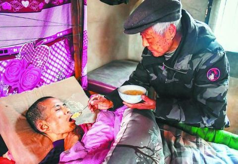 父爱如山 82岁老父亲照顾瘫痪儿子23载