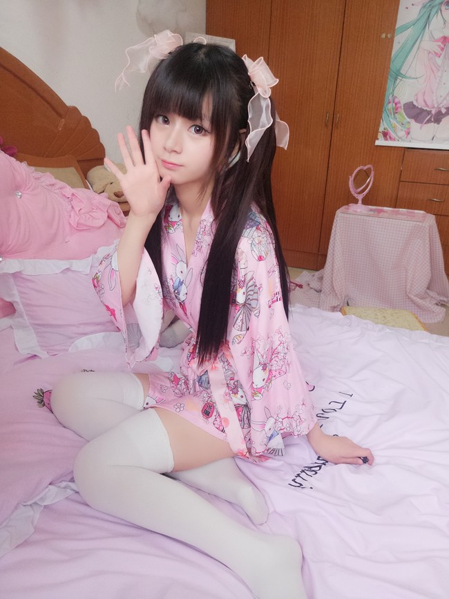 白丝美腿小萝莉,双马尾简直太可爱