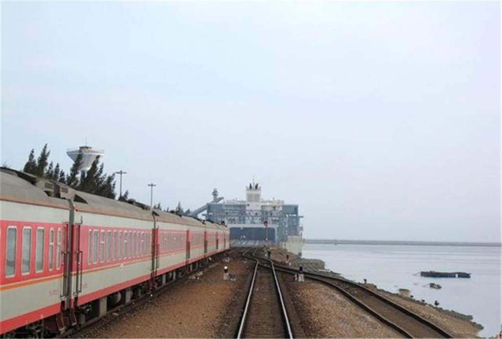 中国唯一的一条火车路线!竟然需要渡轮运送过海,真是难得一见!