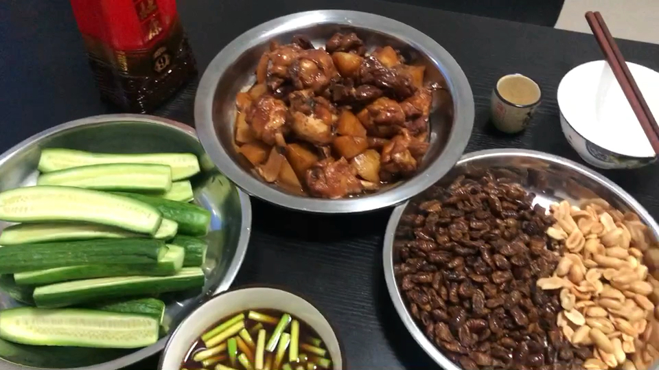 纯鸡腿炖土豆,再加上鸡胗,简单吃一口