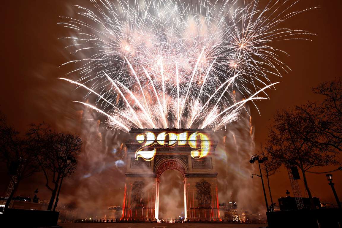 法国巴黎,1月1日,在凯旋门庆祝新年时,烟花绽放.