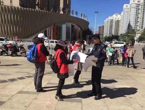 乌龙派出所民警在七彩云南第一城开展宣传活动