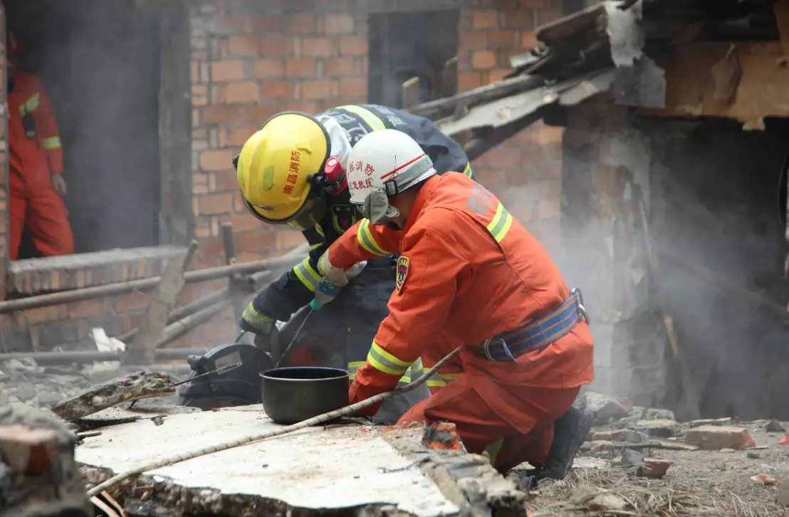 民房坍塌,4人被困.消防小哥紧急救援现场.