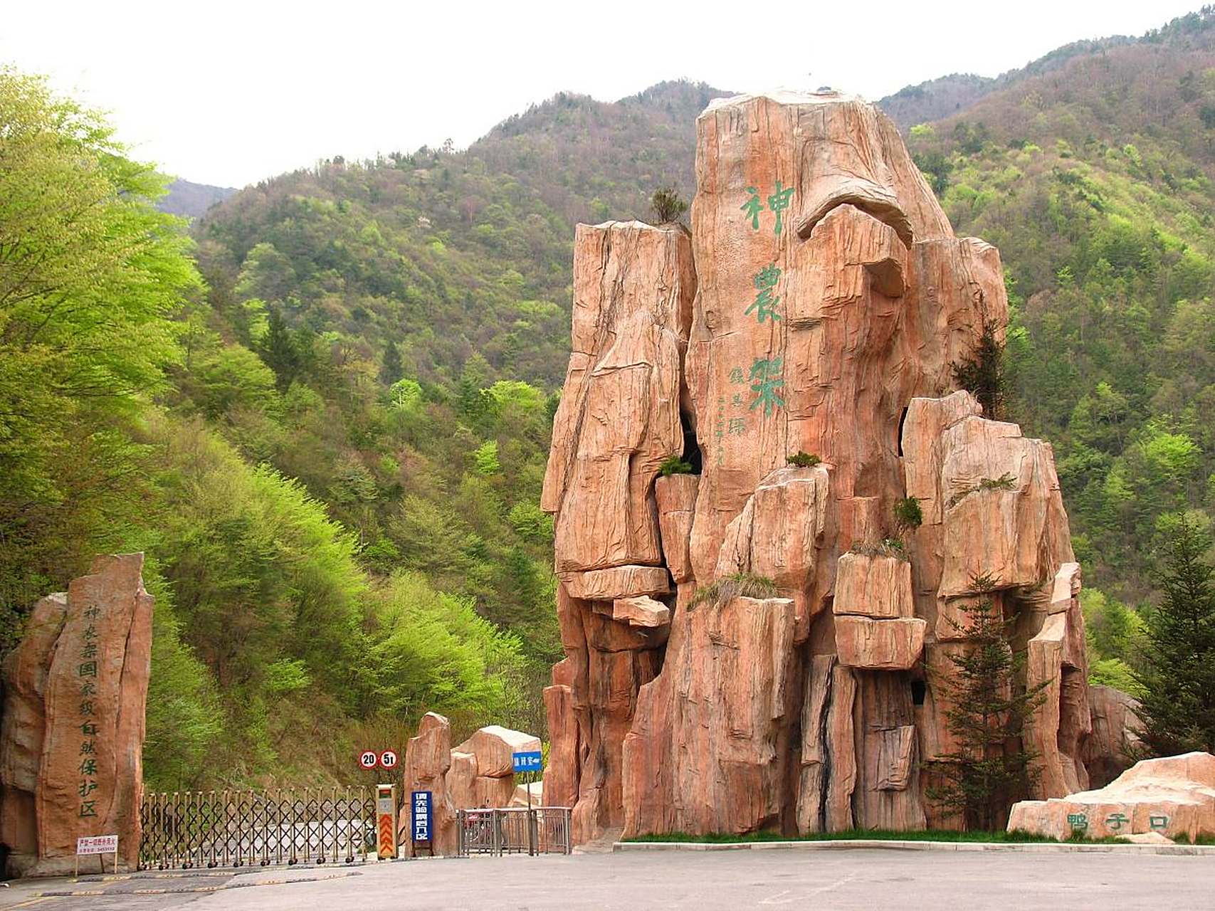 安陆市位于湖北省中部,拥有众多自然风光和历史文化景点.