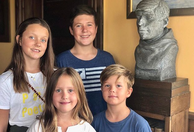 丹麦王妃带4个娃出游太接地气!7岁龙凤胎惹人爱,一家6口真养眼