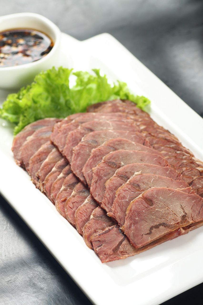 煮熟后浸泡可更嫩滑.[原文:白切牛肉怎么煮才嫩要煮多.