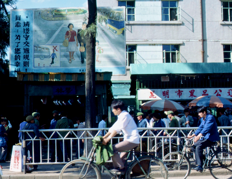 分享一组老照片,记录下了不同时代的昆明的变迁.