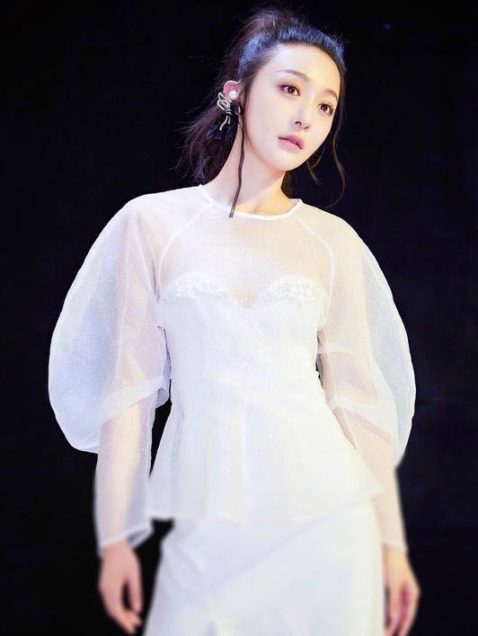 她是《夜天子》中的展凝儿,北影科班出身,演技娴熟大气沉稳!