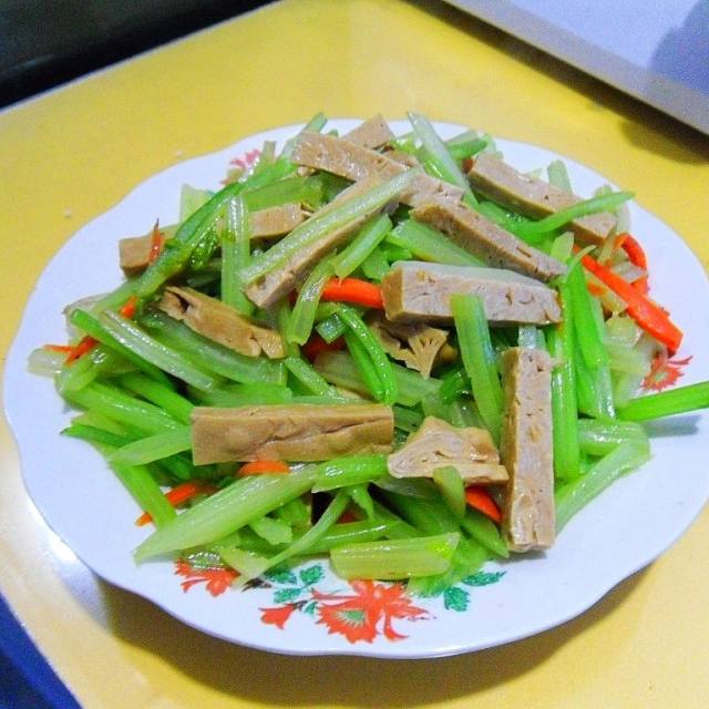 芹菜炒豆腐乾,一道家常素菜,同時加了一點胡蘿蔔絲點綴搭配,豐富了