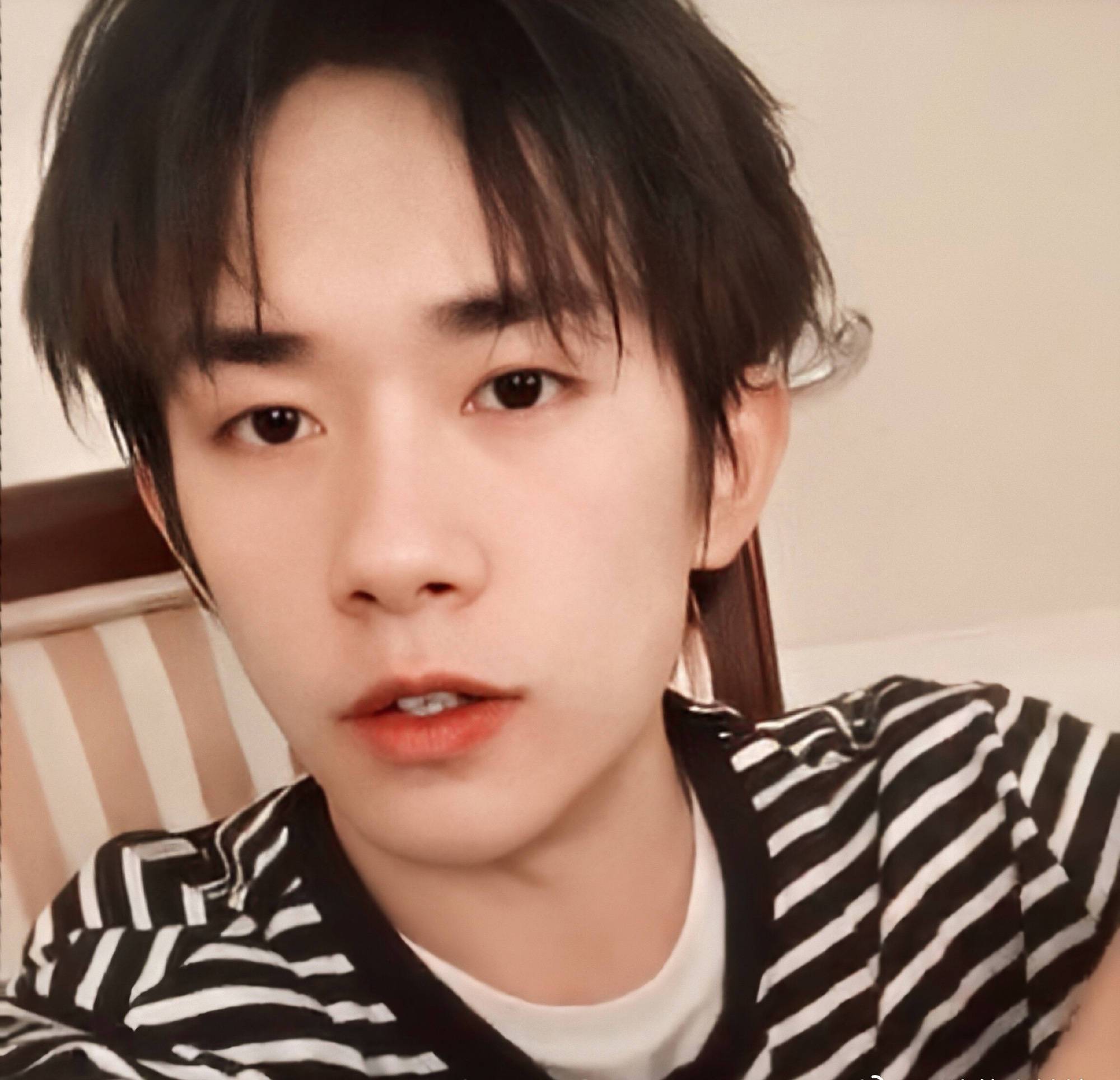 易烊千玺晒男友视角自拍,穿条纹衫素颜出镜,网友:颜值太逆天