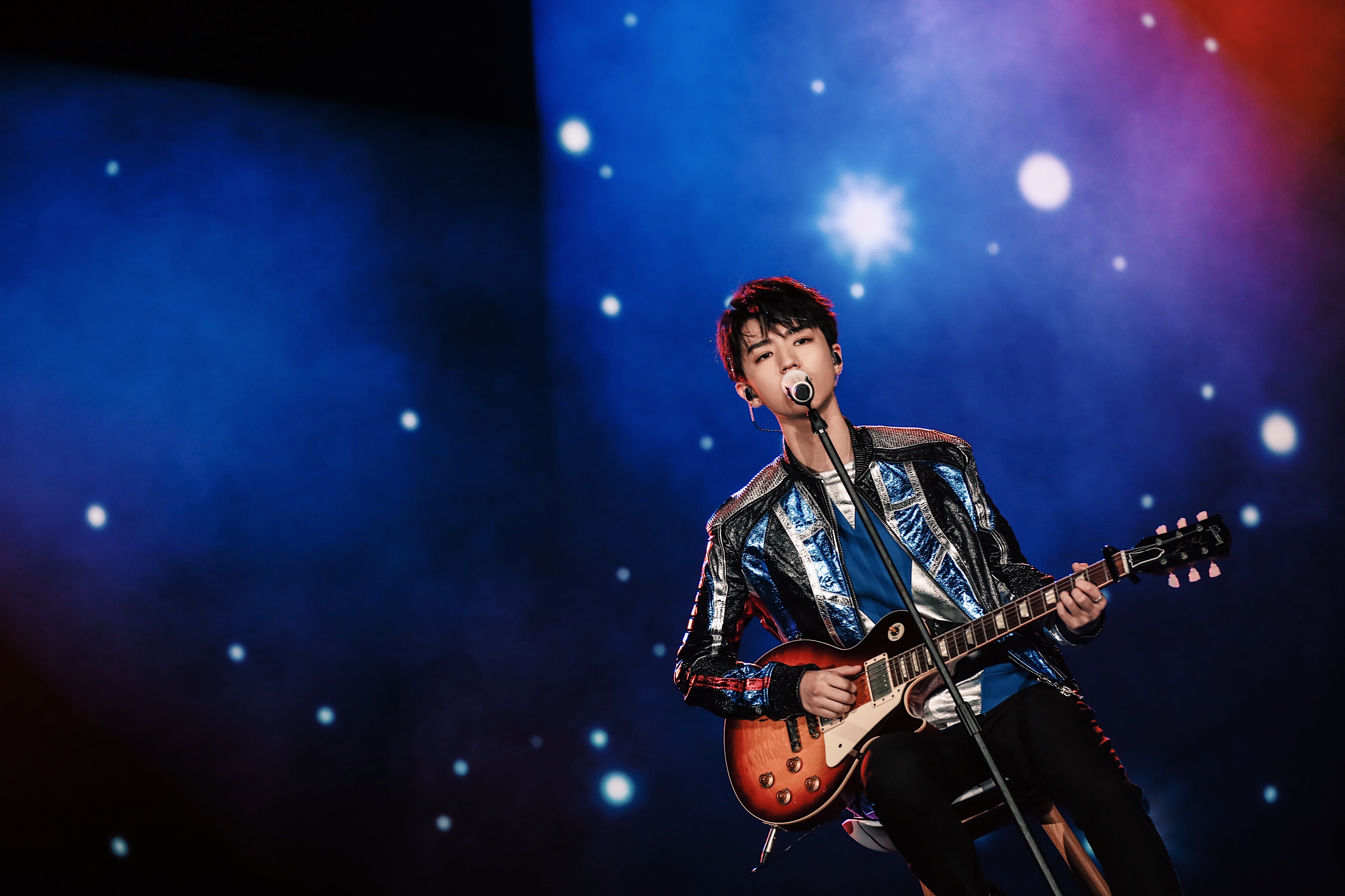 王俊凯这套是摇滚少年,满天星光下安静弹吉他的样子太美好了