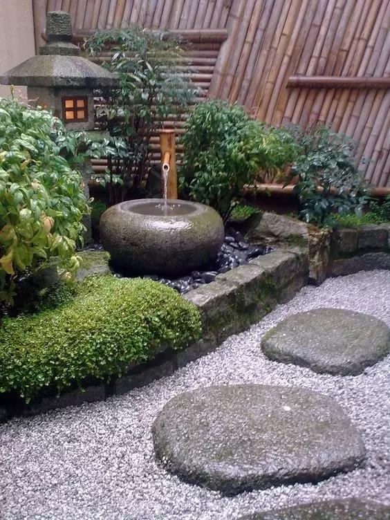 日本庭院中不可缺少的就是石灯笼,传统的石灯笼也有多种样式,一般在