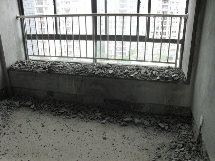 为什么有钱人要把房子飘窗拆了?听老师傅说完,懊悔家里没早知道