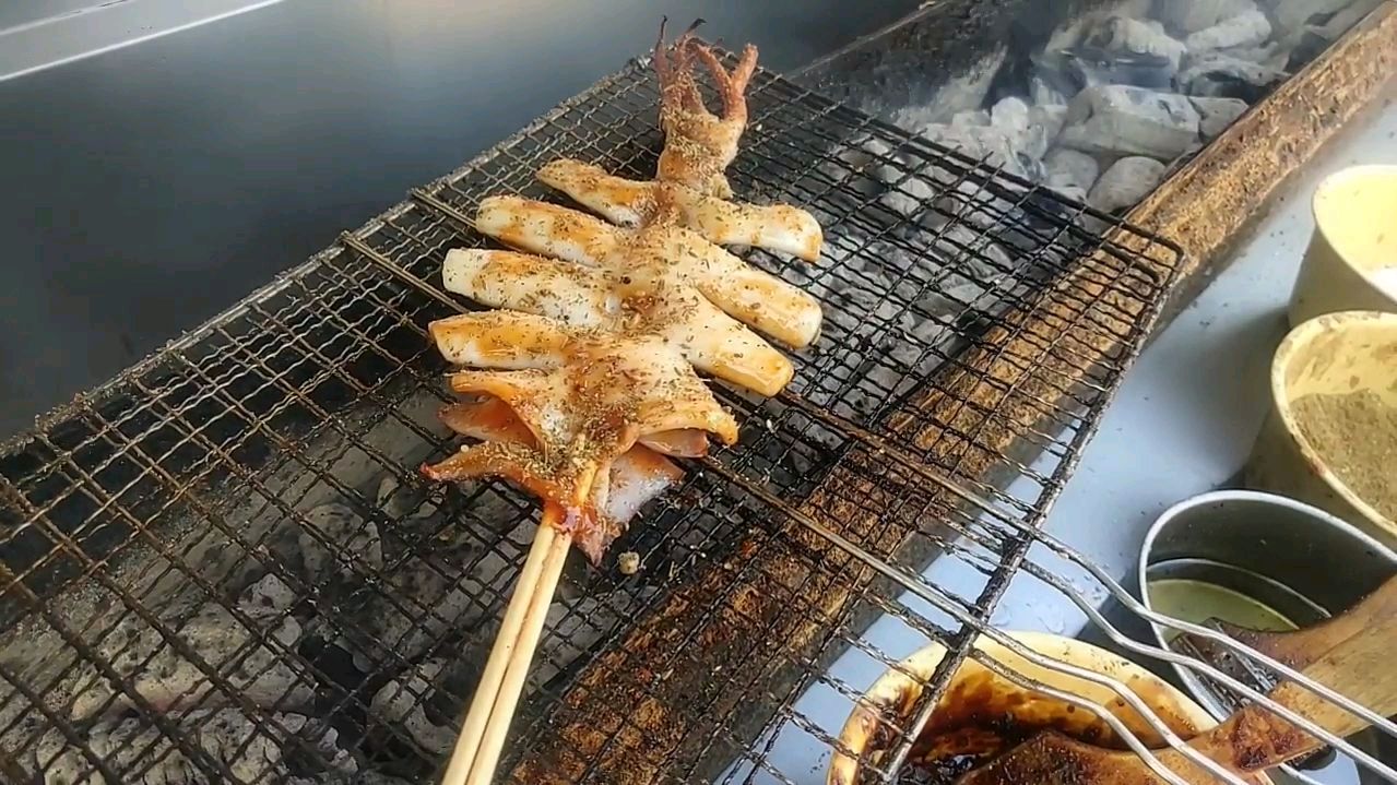 小刘哥烧烤教学,谈烤鱿鱼的烤制方法和技巧