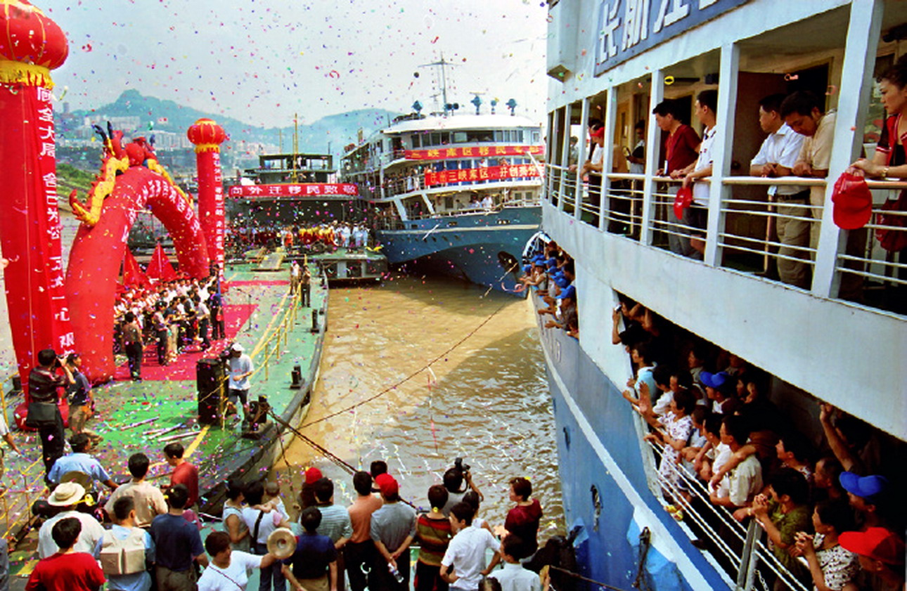 典藏三峡往事:忠县外迁移民,今天乘船离别故乡