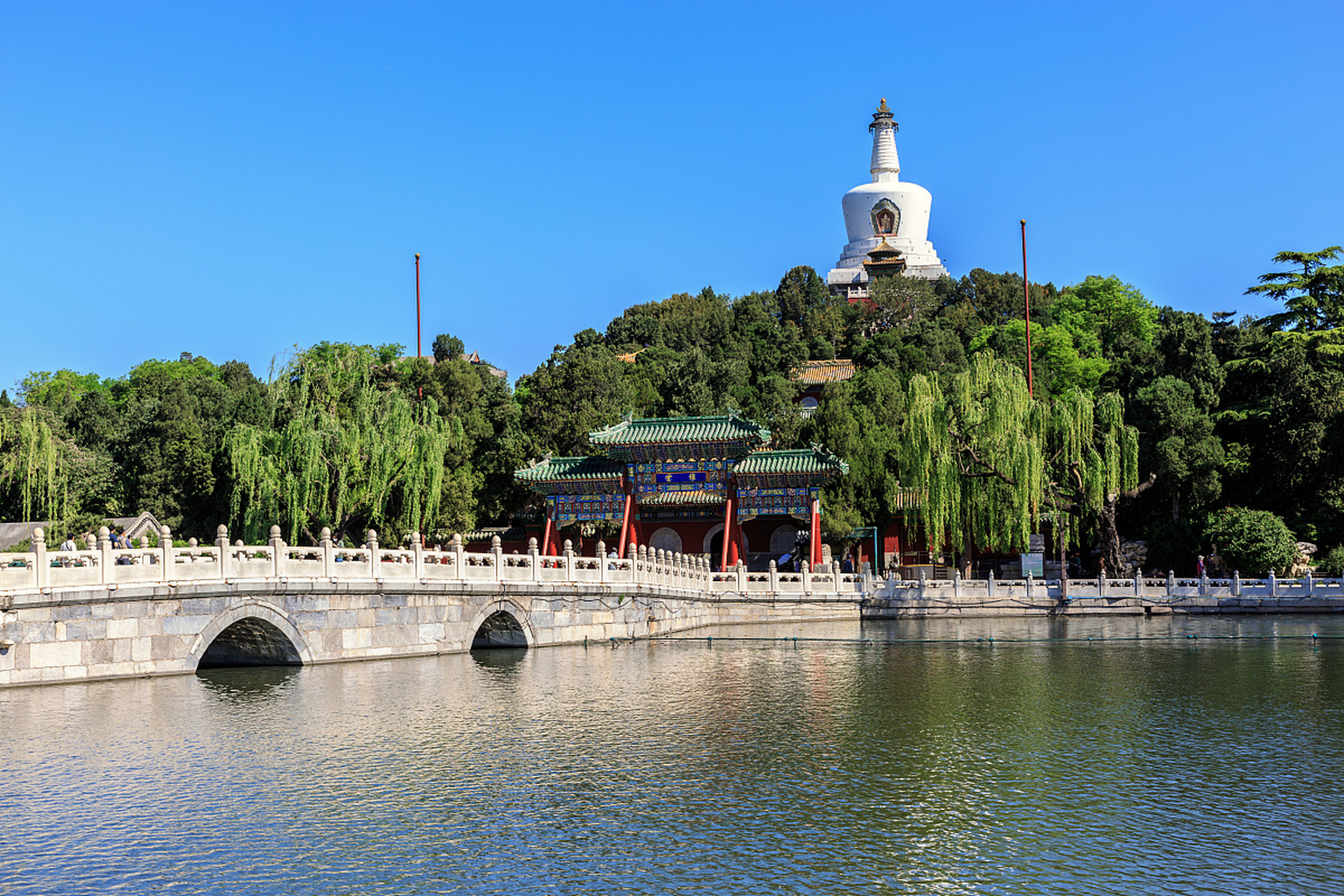 #遇见好风景# 北海白塔,想起了让我们荡起双桨这首歌.