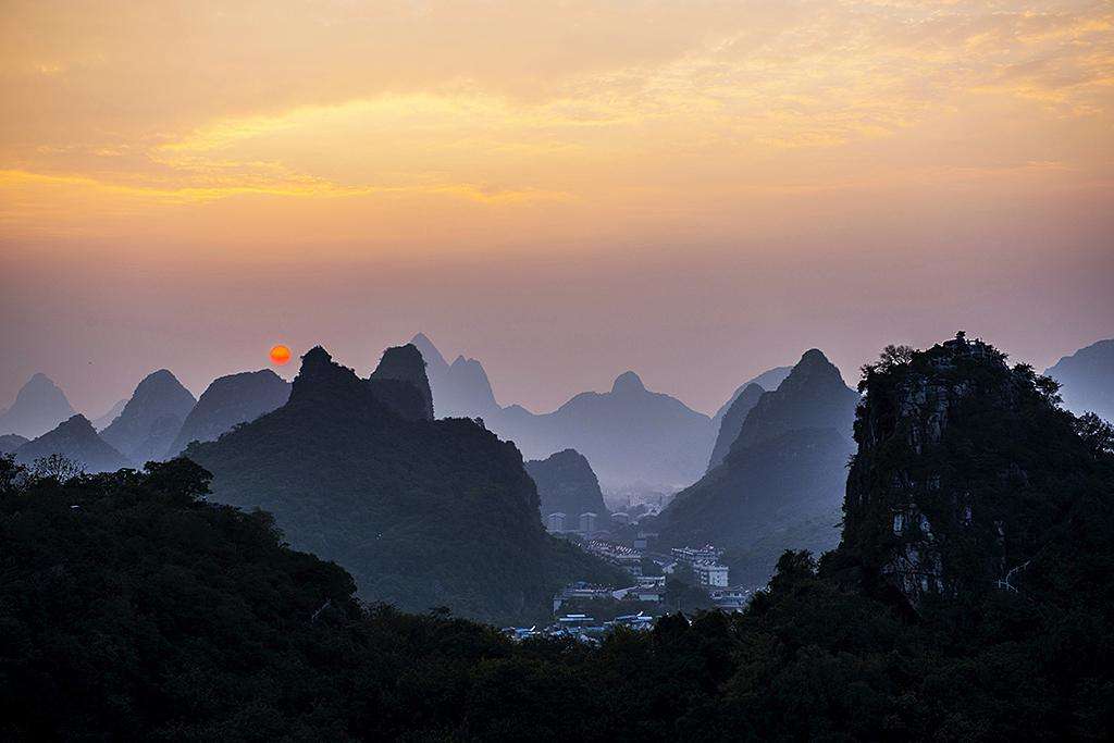 叠彩山美景:叠彩山动静相宜,变幻莫测,翻卷着诉不尽的沧桑!
