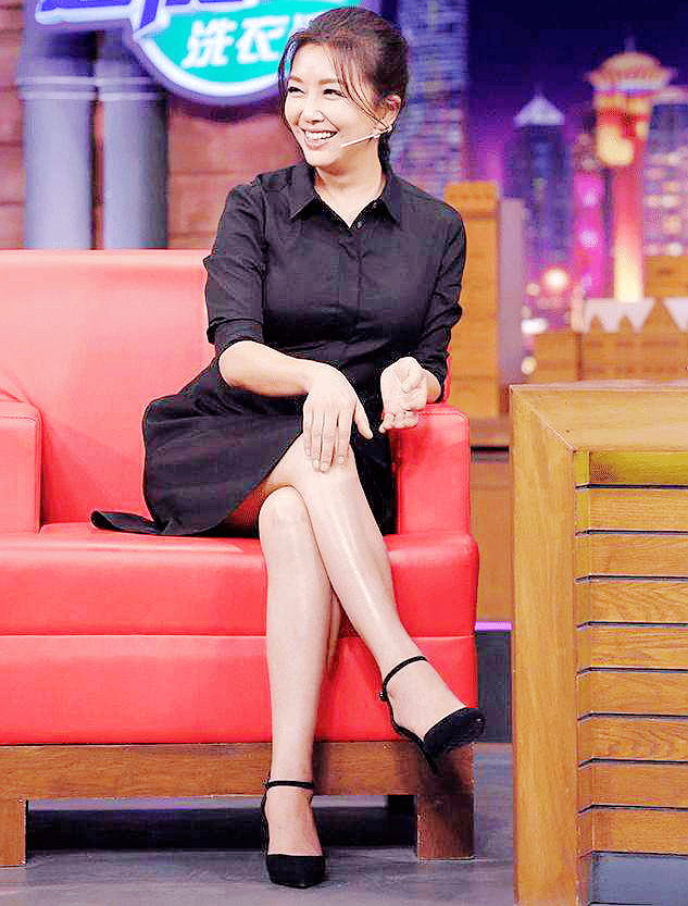 她把外表靓丽性格泼辣,却又敢爱敢恨的小护士杜梅演绎的入木三分.