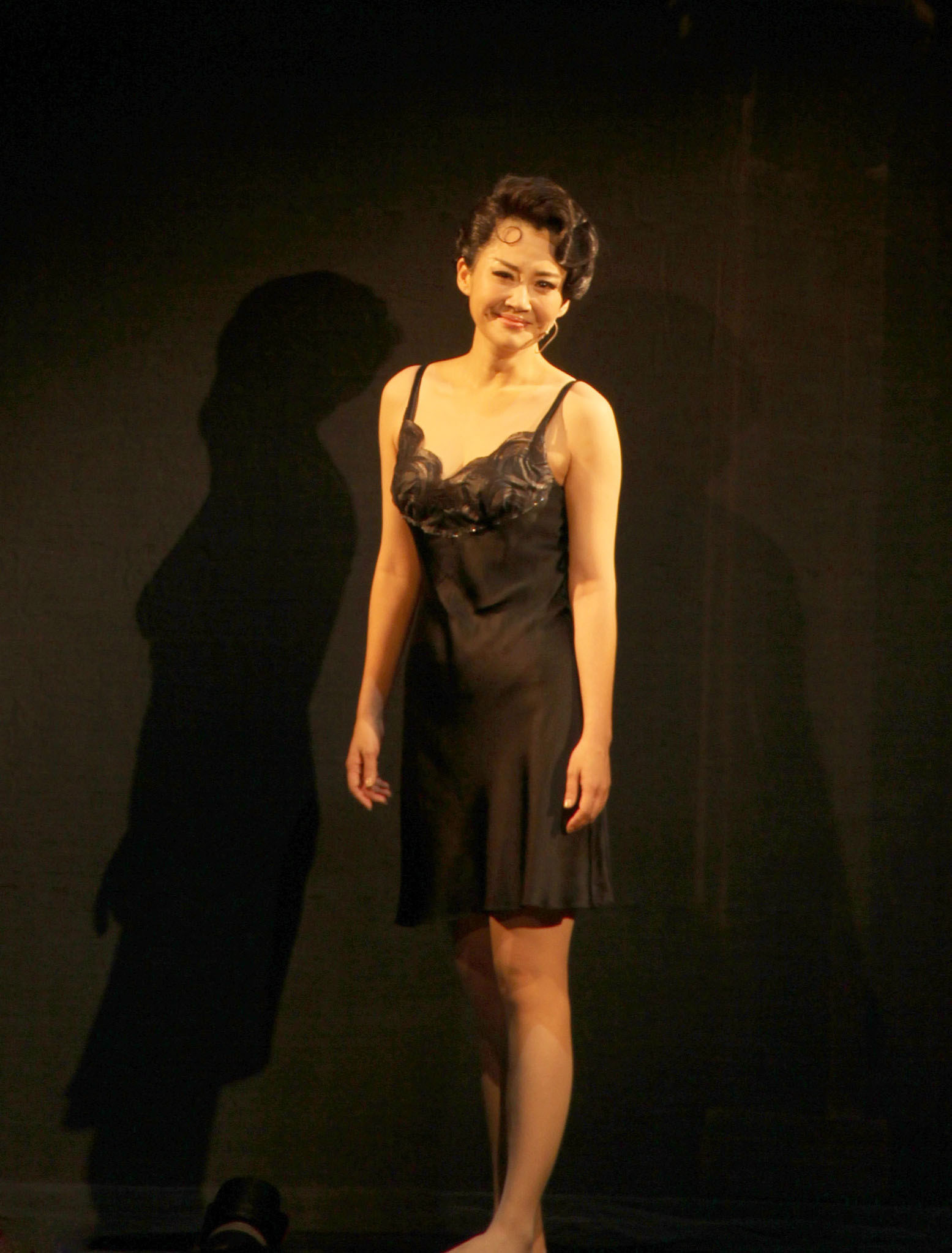 2012年8月14日,许晴出席某活动小露酥胸.