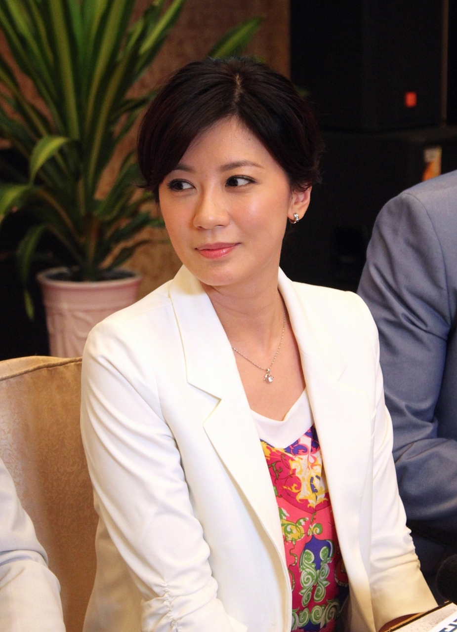 答案是:她结过婚,而且还不止一次呢!贾静雯曾与