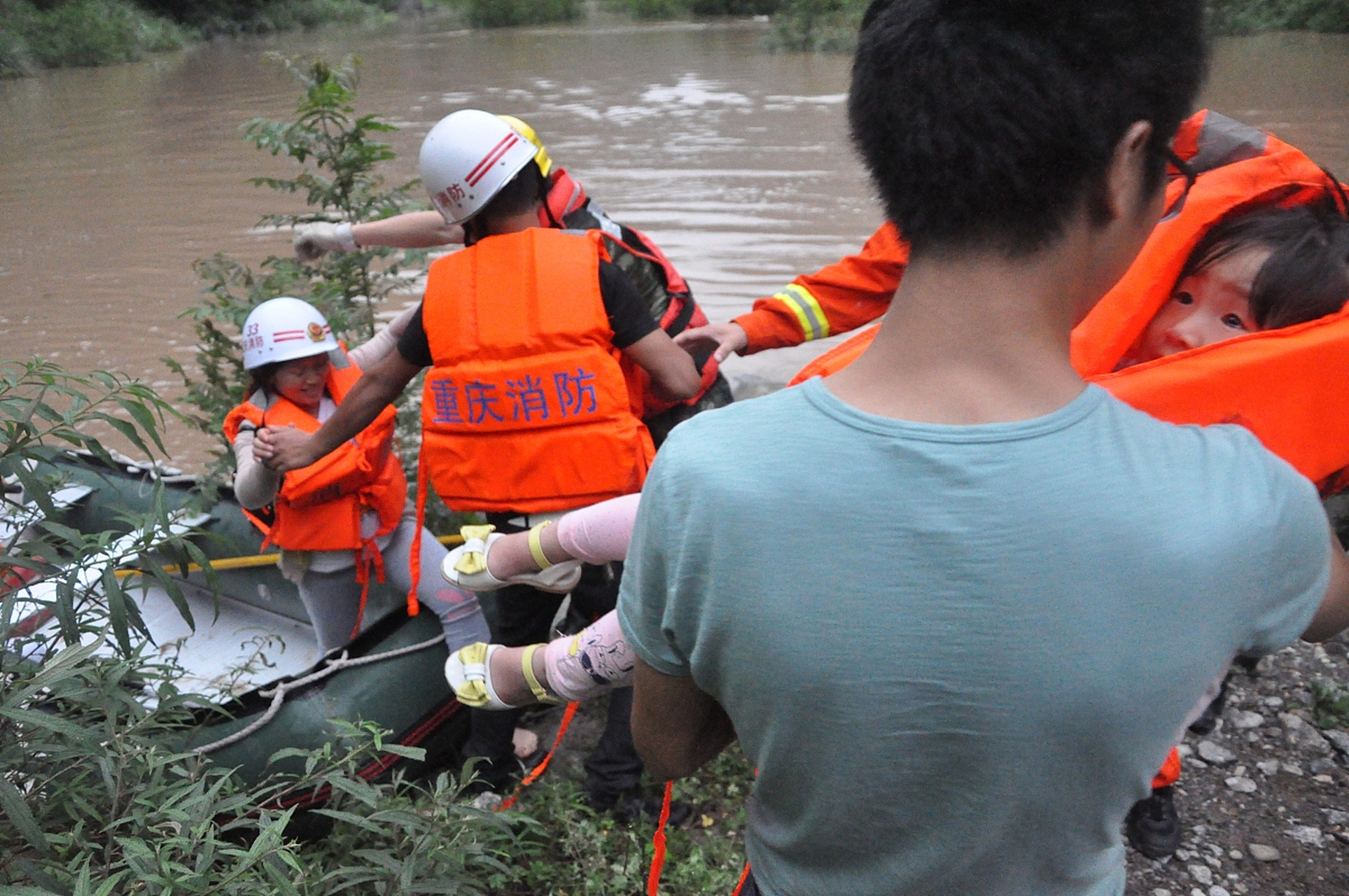 四川的一对夫妇在水库不幸溺亡,留下了两个年幼的孩子.