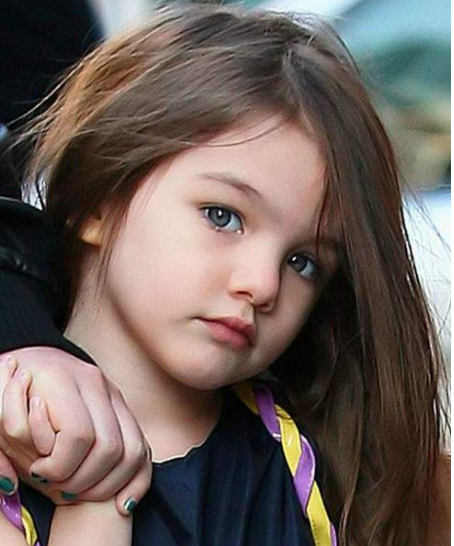 阿汤哥女儿长大了,12岁倾国倾城,穿花裙子逛街美成仙女!