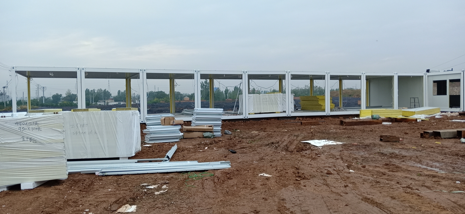 集装箱活动房外墙板安装