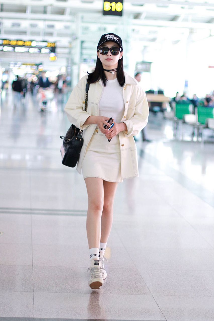 宋茜奶白色造型太可了,白t配上短裙外搭同色系外套