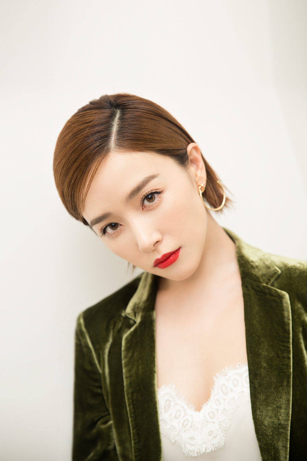 穿丝绒西装最美的5位女星:唐嫣垫底,刘雯第三,第一宛若画中仙