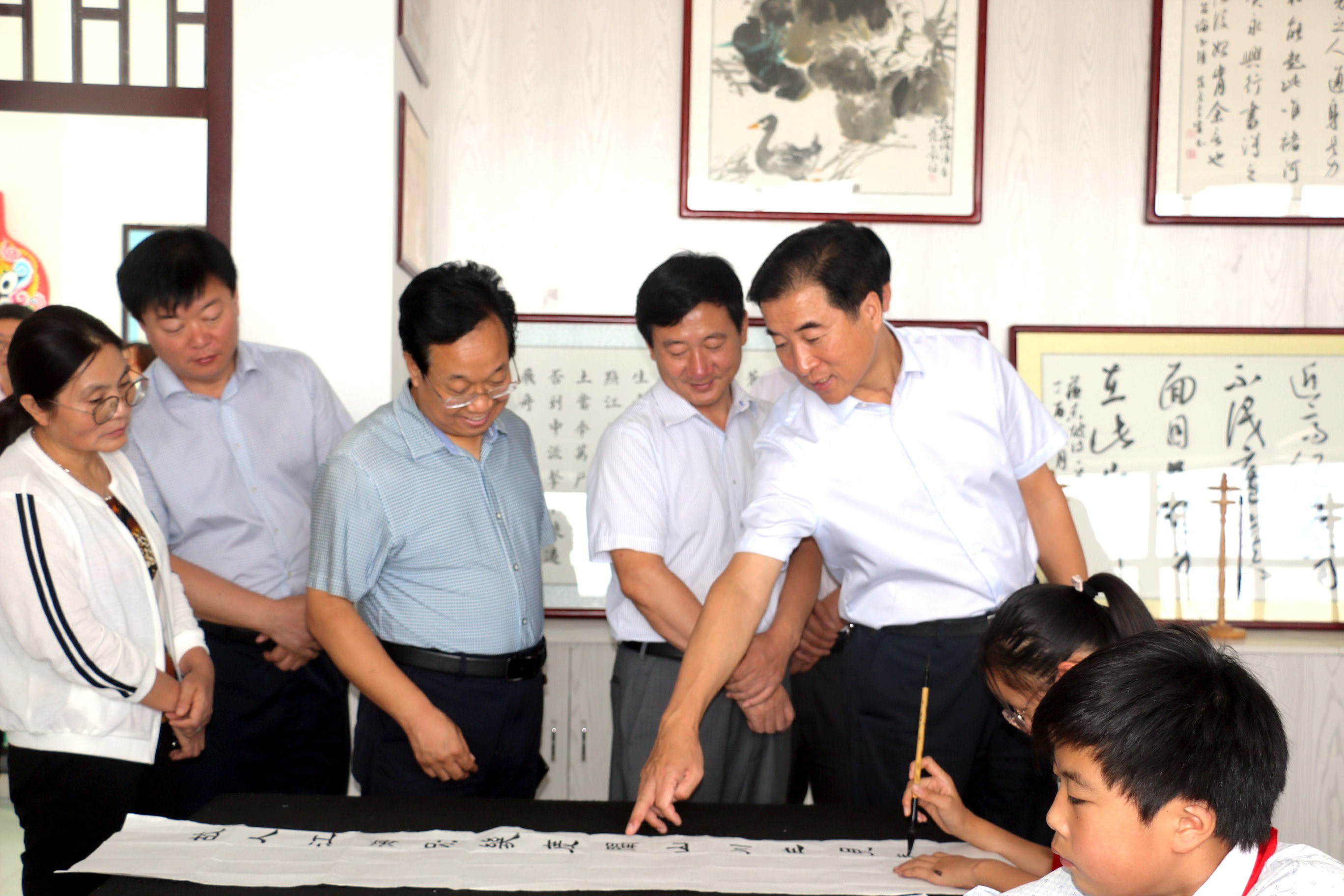 中共合阳县委书记李县平等领导看望慰问教师代表