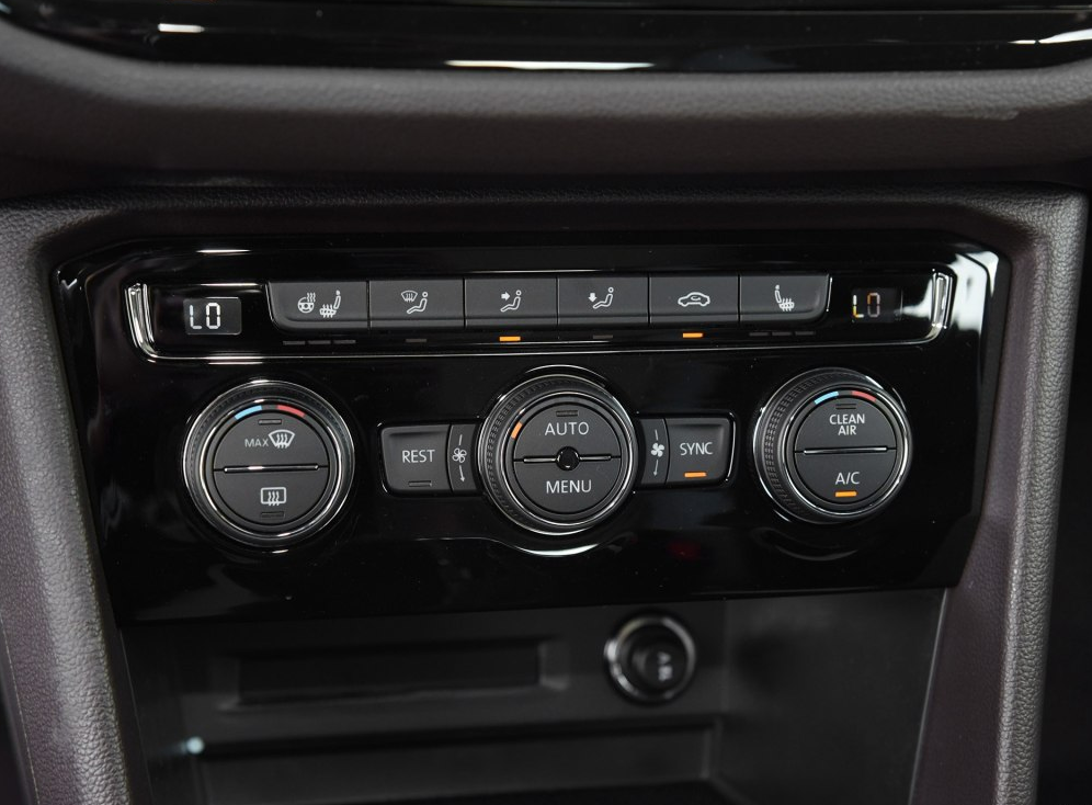 途观l旋钮和按键 车内空调出风口以及一些按键都使用了镀铬饰条装饰