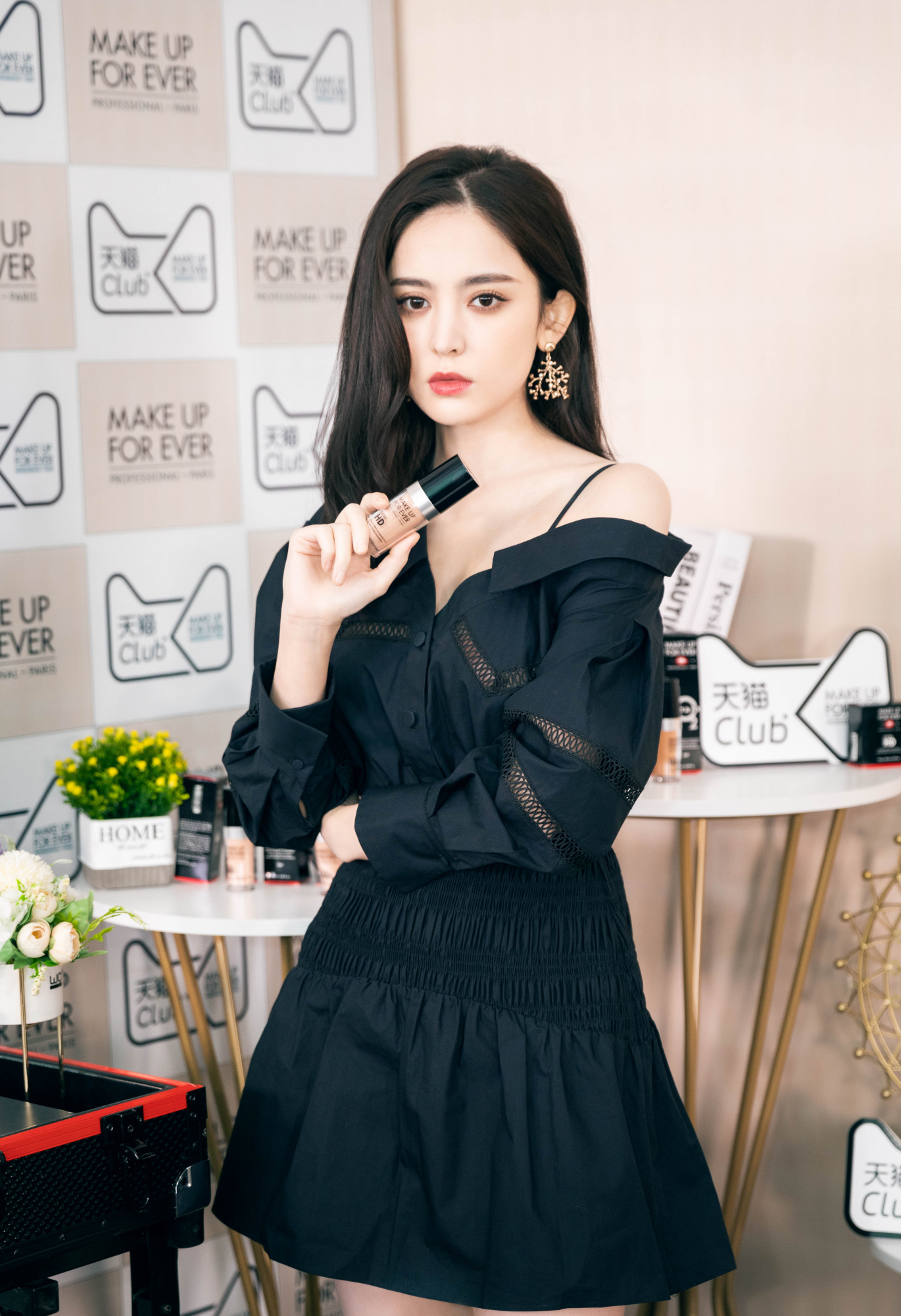 古力娜扎活动照片宛如画中美人,深邃五官令人印象深刻!