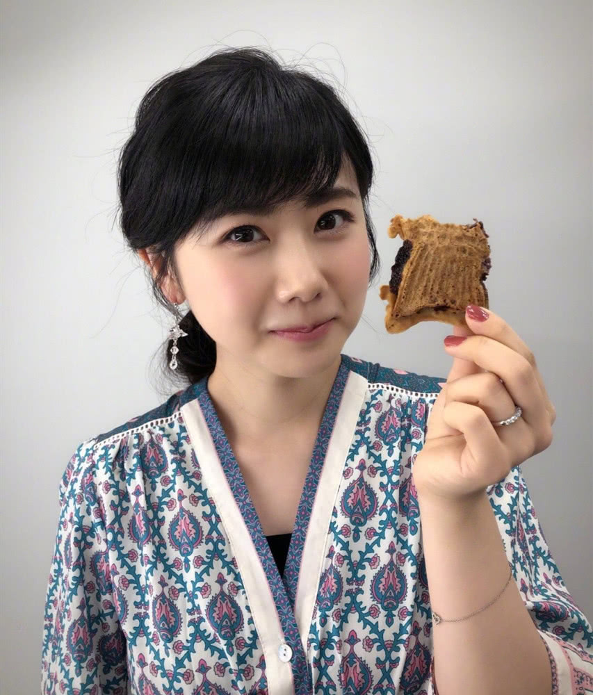 事业爱情双丰收!福原爱大秀事业线,网友:别忘了教孩子东北话