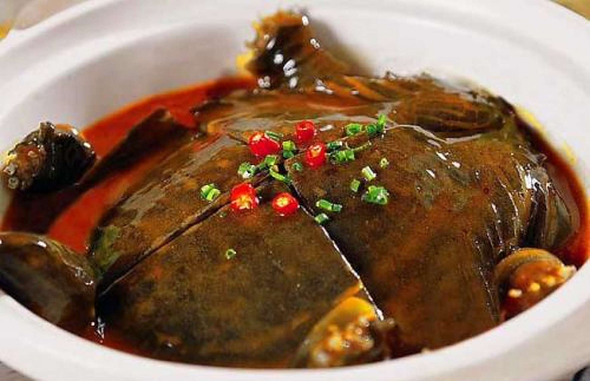 铁板甲鱼是广东省珠海的一道特色美食,也是中国十大最残忍菜之一,妙就