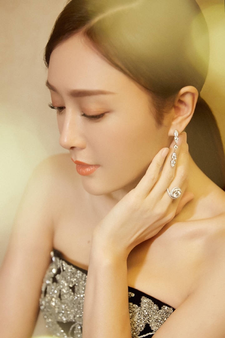 精致的侧颜,标准的瓜子脸,吹弹可破的肌肤,以及那小巧的红唇,所有的