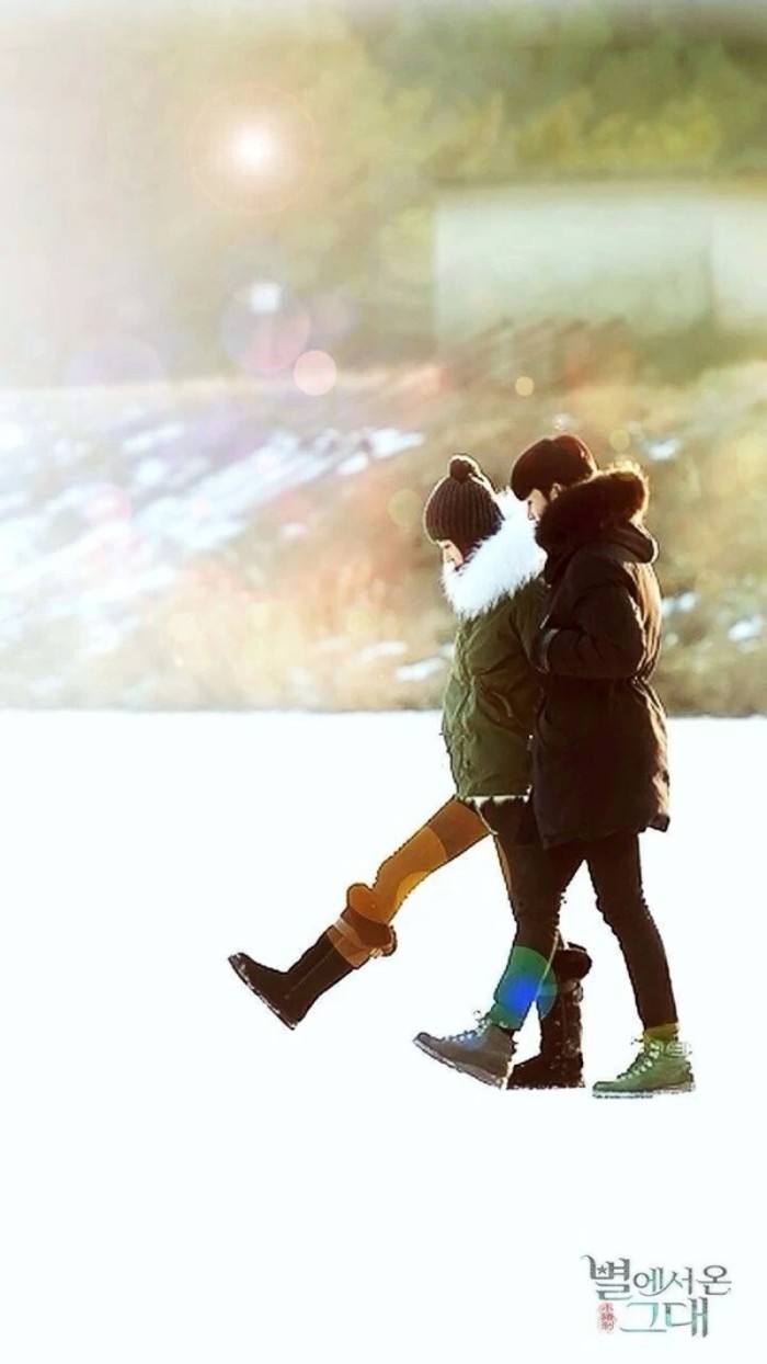 情侣雪天漫步的图片图片