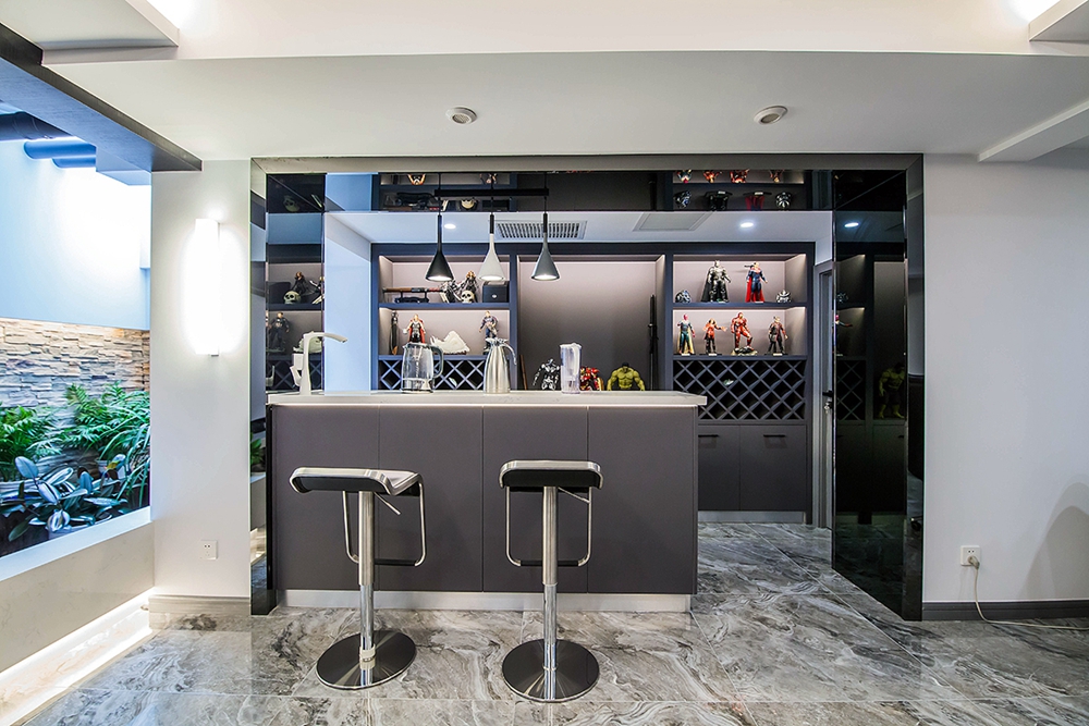 负二层为影音室,除了观影区,还设置了一个小型吧台,让观影时光更加