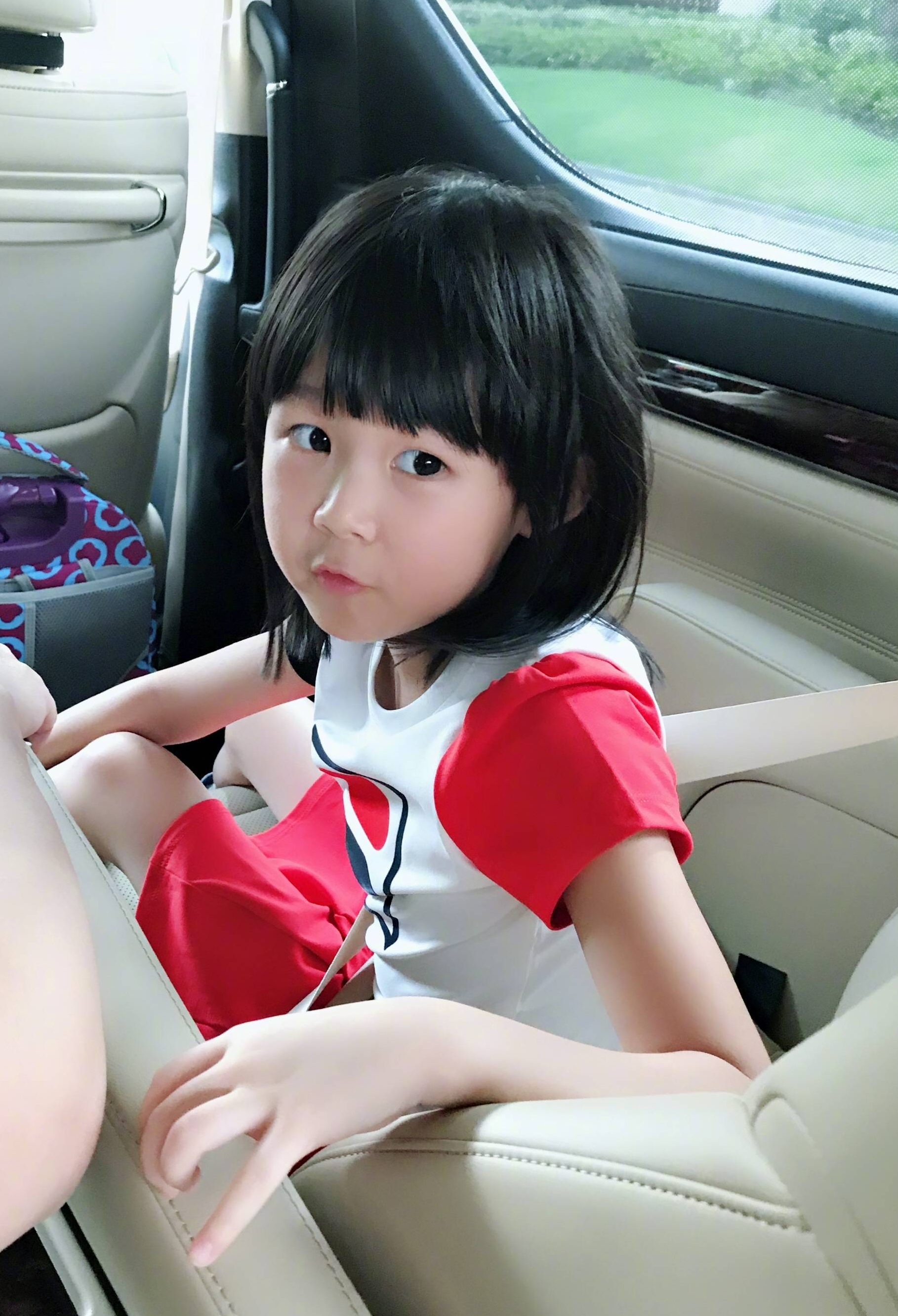 鲍蕾送贝儿和小叶子去上学,姐妹俩自己拉行李箱,开开心心去上学