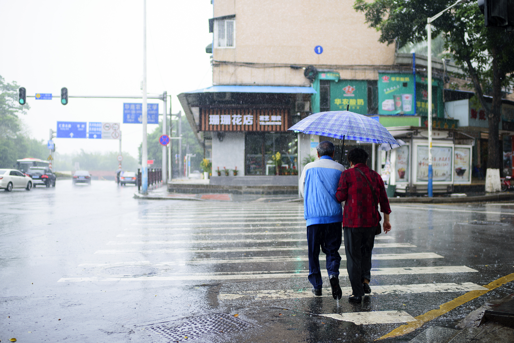 人文纪实摄影:下雨的路口即景