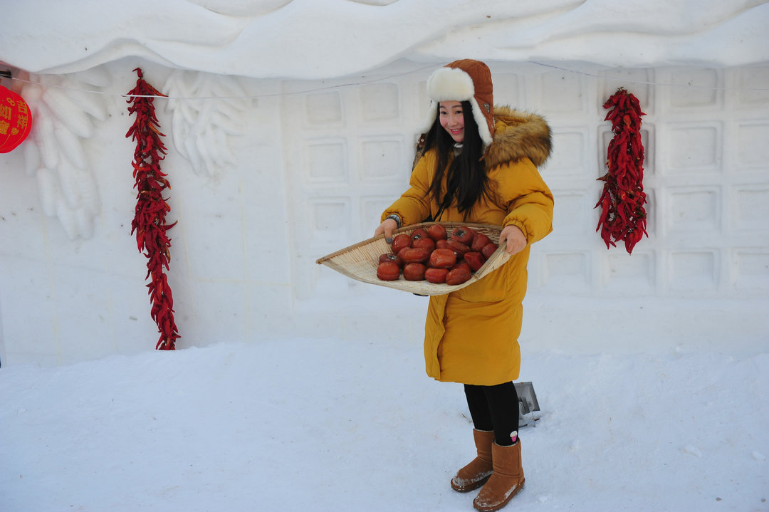 东北牡丹江人的冬天:糖葫芦插雪里,不吃软柿子,鱼挂着卖