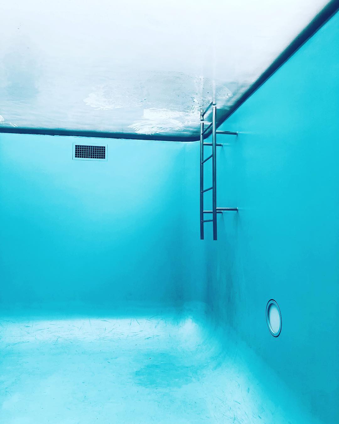 日本超神奇泳池:能在水下行走拍照,还能自由呼吸!