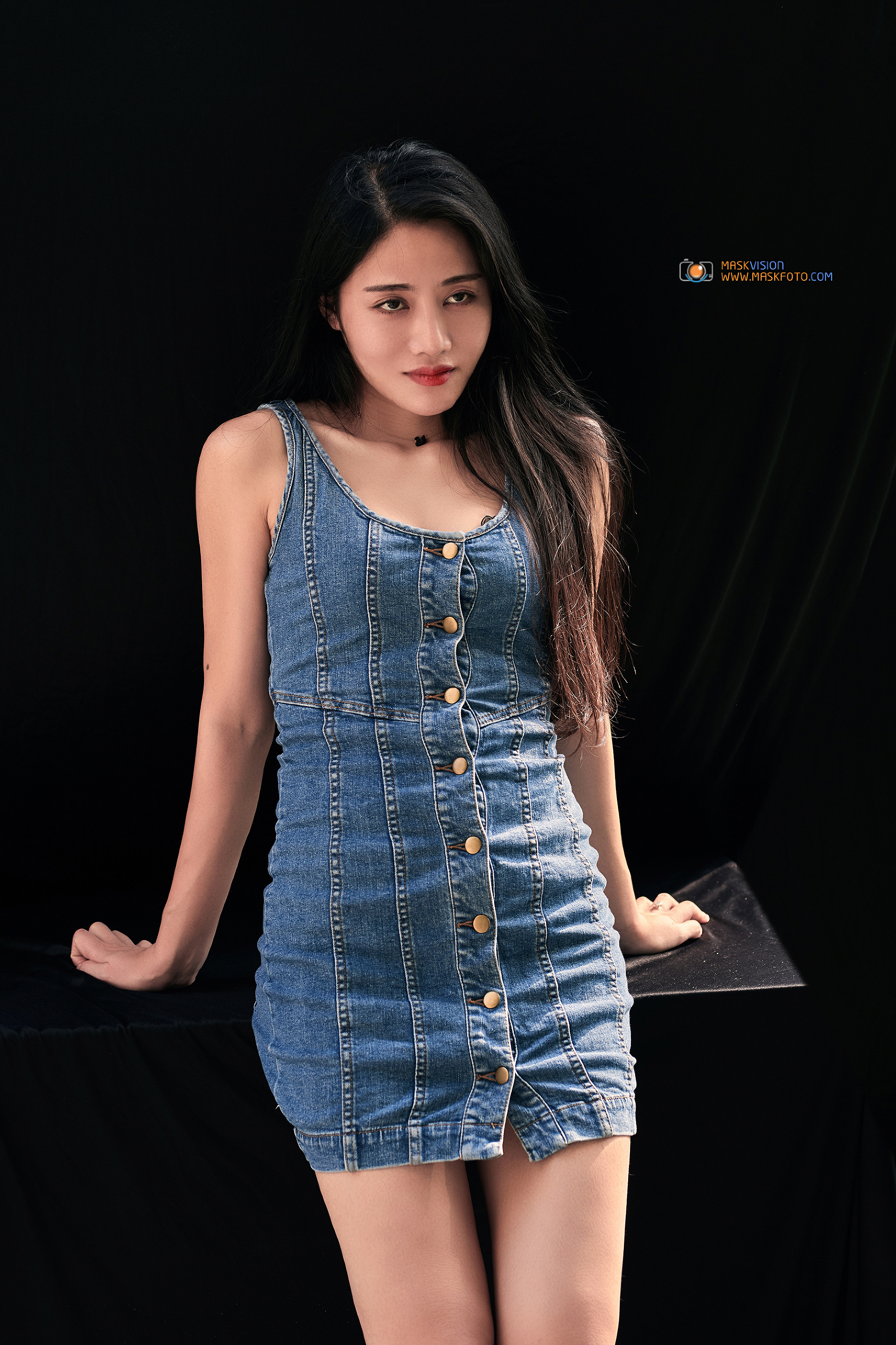 美女身材太火辣 纽扣:我们快要爆掉了