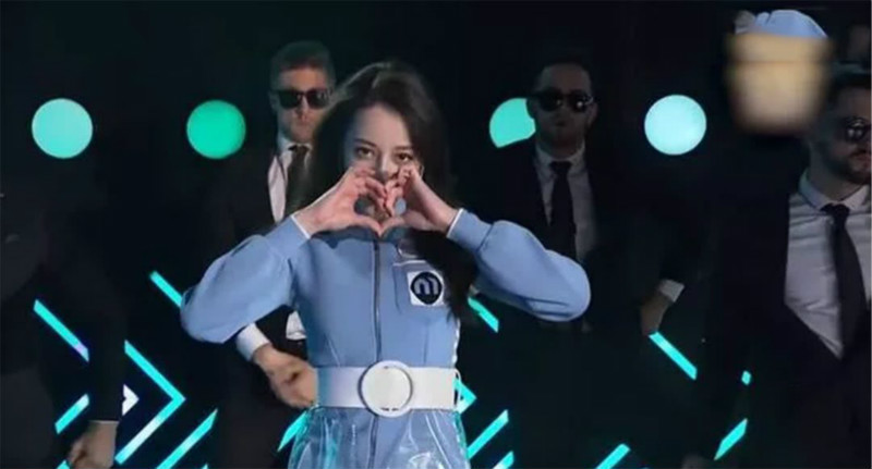 迪丽热巴参加新舞林大会,开启送外卖模式,却被称为节目花瓶